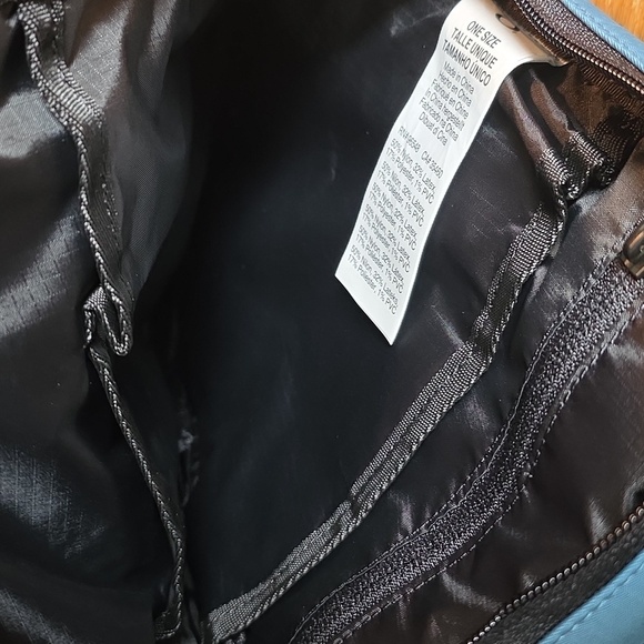 Oakley Utility One Shoulder Bag 921432 Mens Foggy Blue NWT - Picture 14 of 14